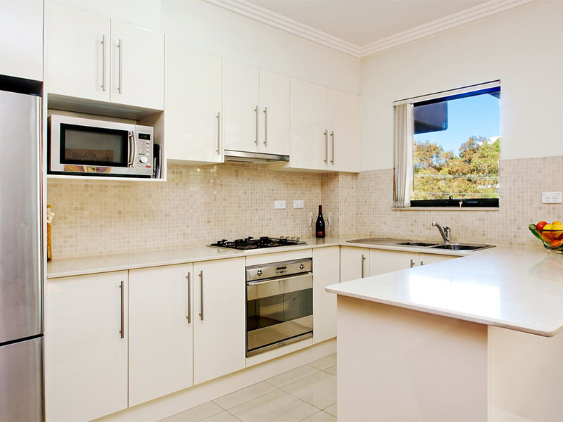 Warehouse Apartment in Eastern Suburbs Courtyard, Sydney - Kitchen